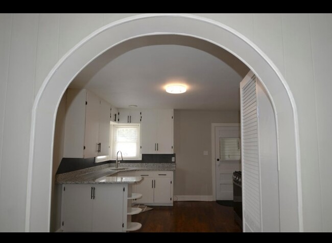 Building Photo - 917 W Della St