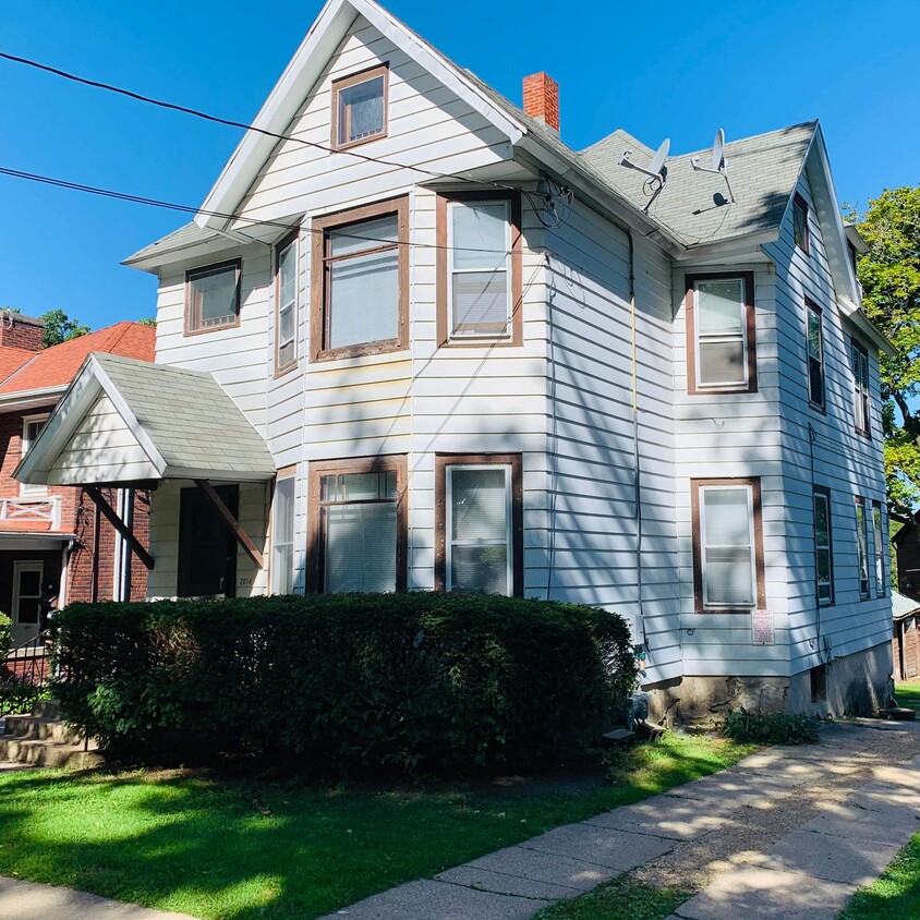 Building Photo - 2014 Kendall Ave