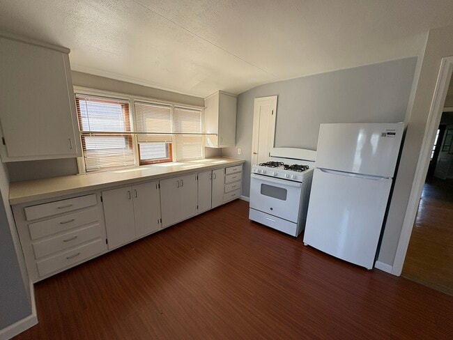 Building Photo - 2132 S 75th St