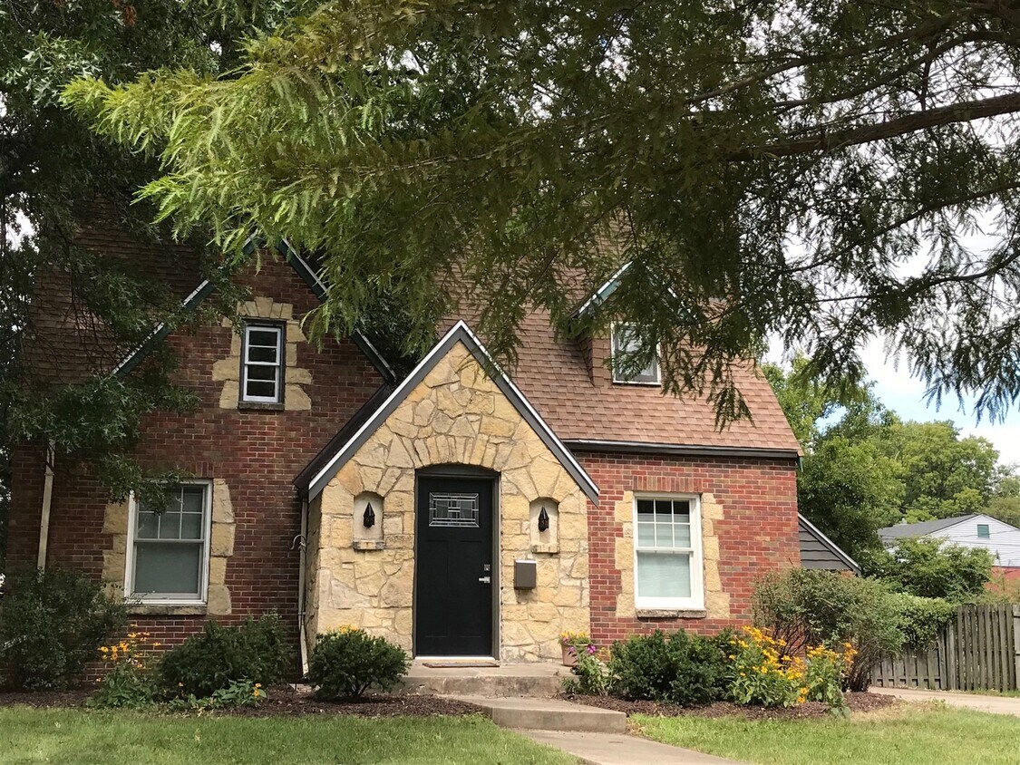 Primary Photo - 812 W Healey St
