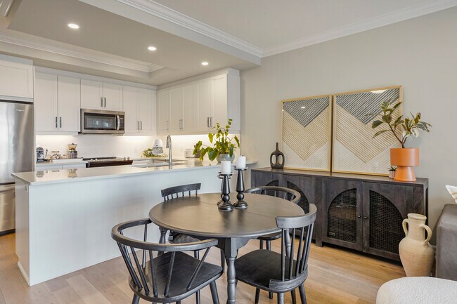 Photo du bâtiment - Luxury 2 Bedroom Condo + Den in Sunningdal...