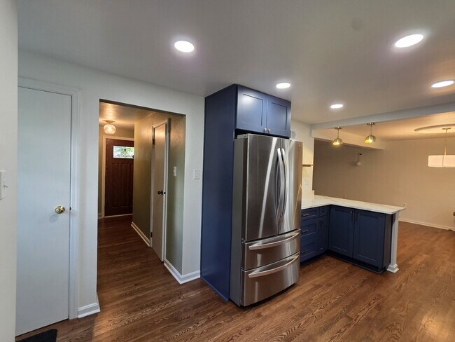 Foto del edificio - "Charming 3-Bedroom Retreat with Finished Basement & Gleaming Hardwood Floors in Pittsburgh!"