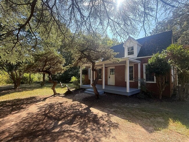 Building Photo - 911 Shady Oak Ln