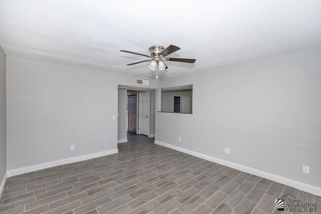 Building Photo - 2829 S 17th Ave