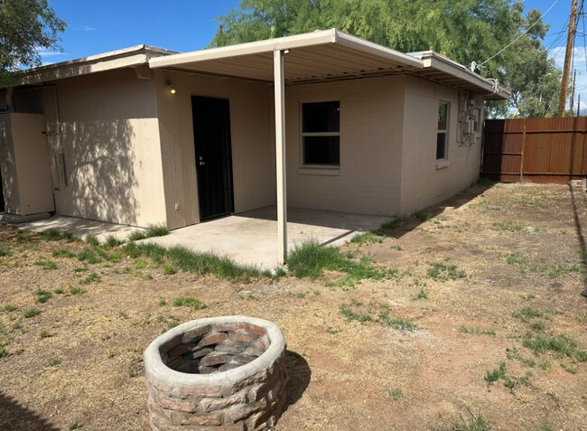 Foto del edificio - 1651 N Magnolia Ave