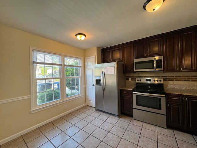Foto del edificio - Introducing a newly renovated town-home "A...
