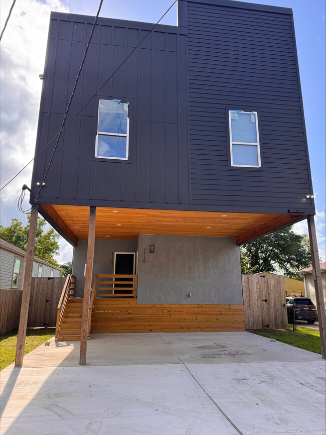 Building Photo - 1126 Reynes St
