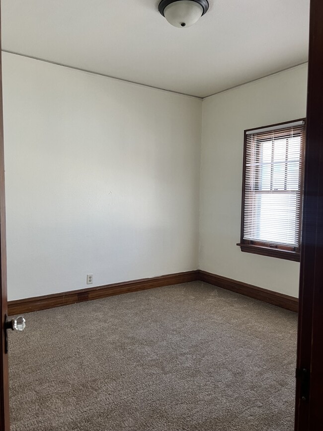 Building Photo - 43 N Lewis Ave