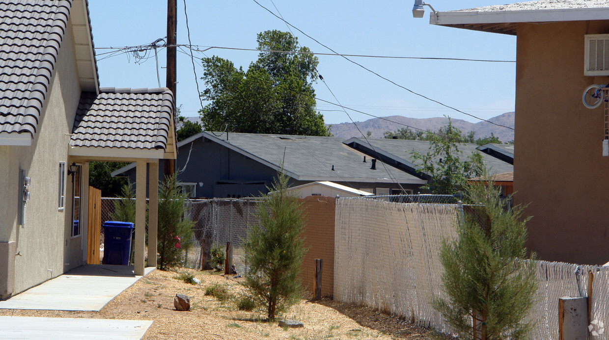 Building Photo - Serrano Road