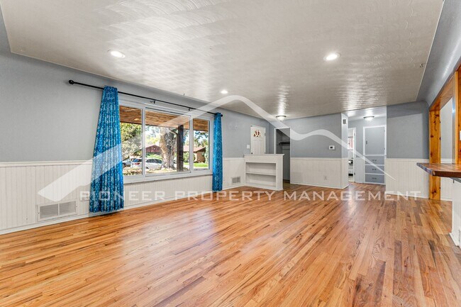 Foto del edificio - Spacious Home with Gas Fireplace and Fence...