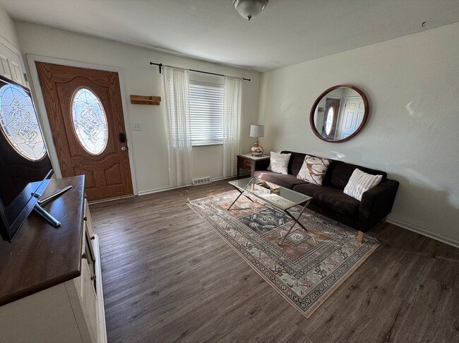 Foto del edificio - 7370 Utica St