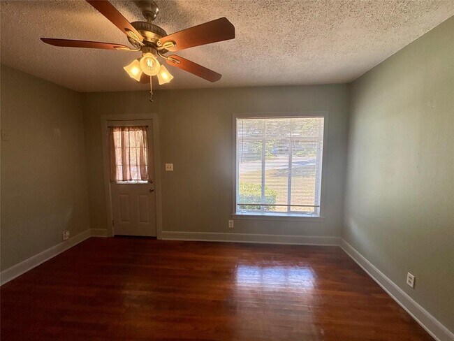 Foto del edificio - 3304 Cherrywood Rd