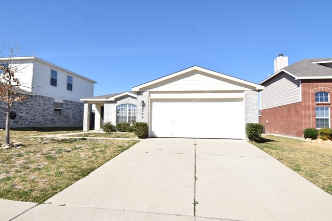 Building Photo - 2303 Maedell Dr