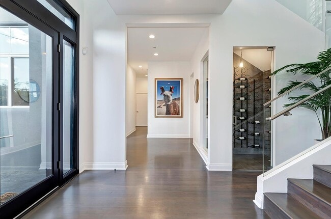 Building Photo - 1604 Sunset Plaza Dr