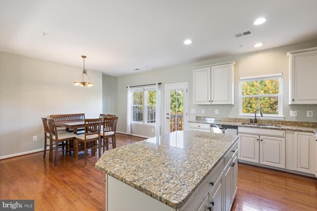 Foto del edificio - 548 Fox River Hills Way