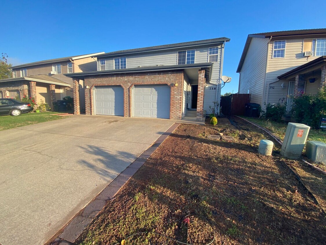 Primary Photo - 758-760 N cloverleaf