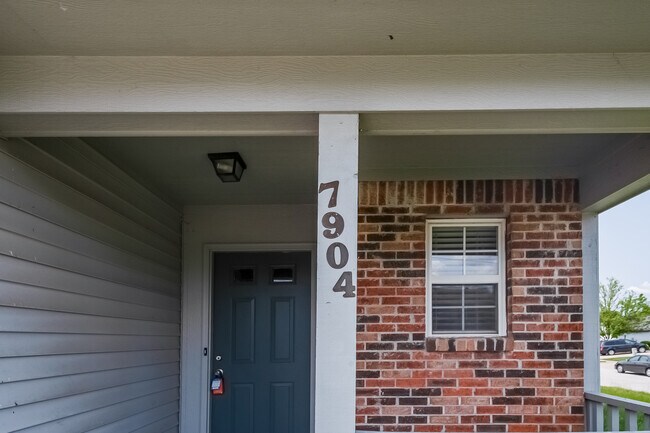 Foto del edificio - 7904 Oakdale Ln