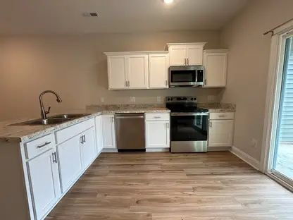 Foto del edificio - Spacious 2 Bedroom, 2.5 Bath Townhome 160 Loren Rd.