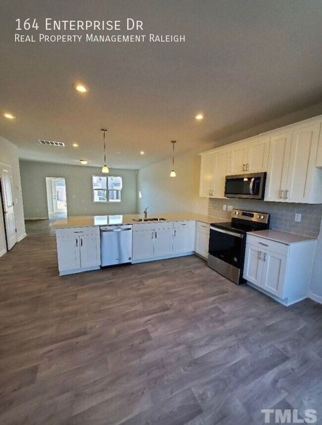 Foto del edificio - 164 N Enterprise Dr