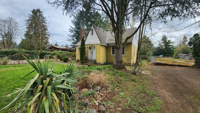 Foto del edificio - Super Cute and Spacious 4 Bedroom Russell ...