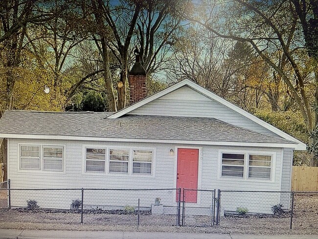 Building Photo - Cute Home Downtown Easley