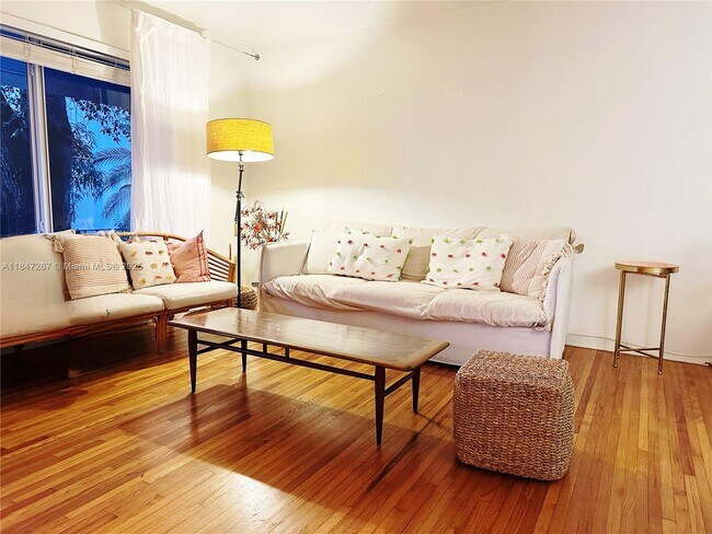 Foto del edificio - 559 NE 64th St
