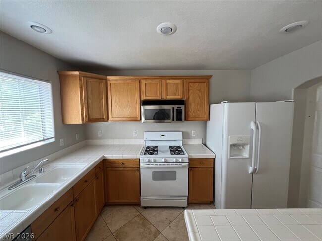 Building Photo - 325 Amber Pine St