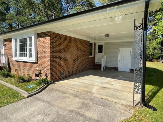 Building Photo - 1606 Tilghman Rd N