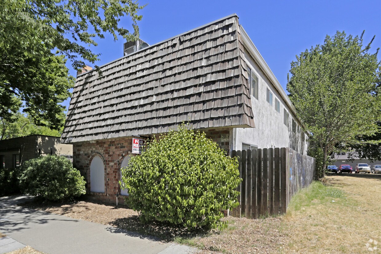 Building Photo - 2209 Q St