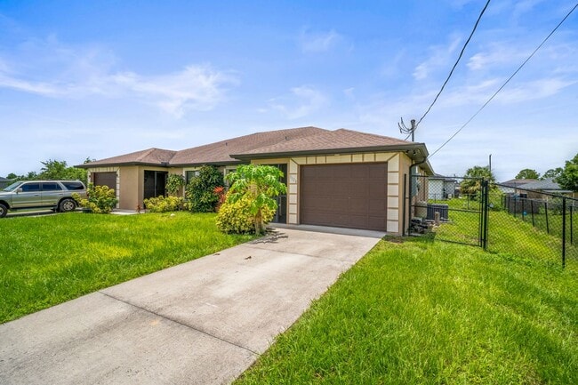 Building Photo - Charming 2 bedrooms+ DEN , 2 bathrooms dup...