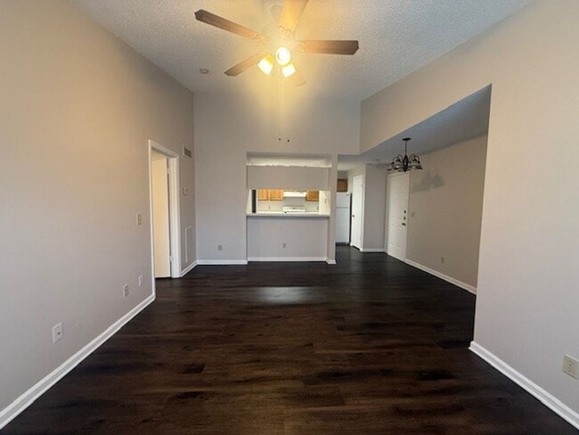 Building Photo - 1 bed/1 bath, 3rd Floor Condo Overlooking ...