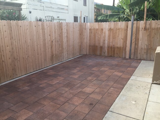 private enclosed patio - 2129 N Earl Ave