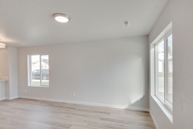 Foto del edificio - Beautiful 2 Bedroom Cottage Available!