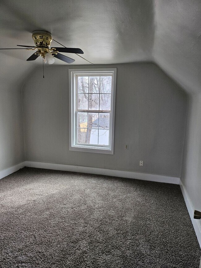Building Photo - EHA Approved Small 2 Bed house Available Now