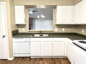 Building Photo - 2435 Summer Spring Dr