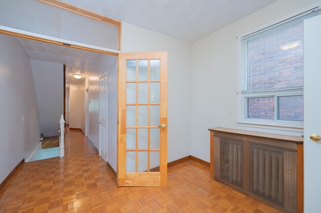 Building Photo - 429 Montrose Av