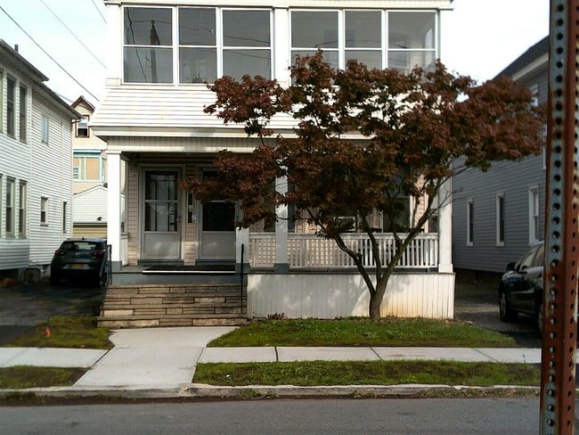 Floor 2 for rent - 13 Sparkill Ave