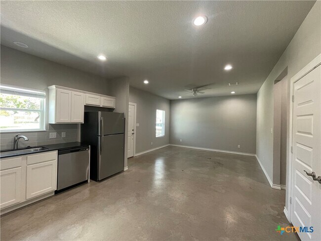 Building Photo - 611 E Martindale St