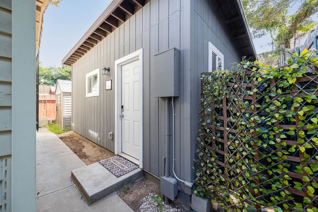 Primary Photo - Furnished Granny Flat with Yard!! Small Do...