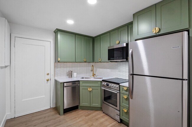 Stainless appliances - 4512 Westminster Plz