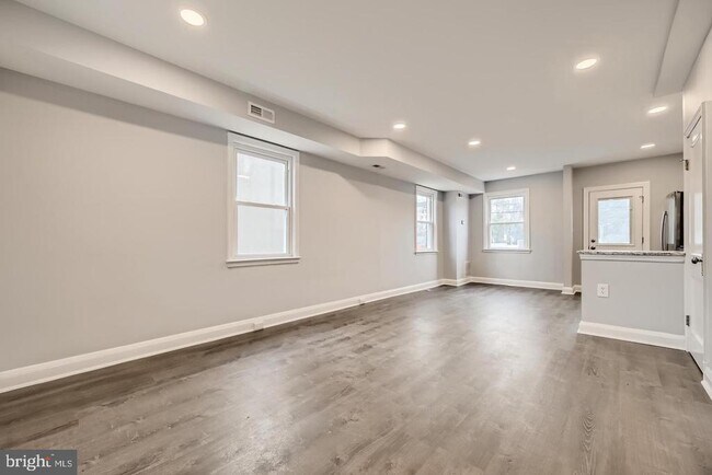 Foto del edificio - 4429 Newport Ave