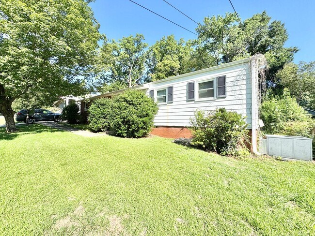 Foto del edificio - 3808 Parkwood Dr