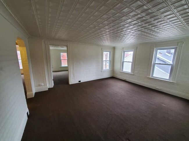 Building Photo - Large 2 Bedroom 2nd Floor Apartment Availa...