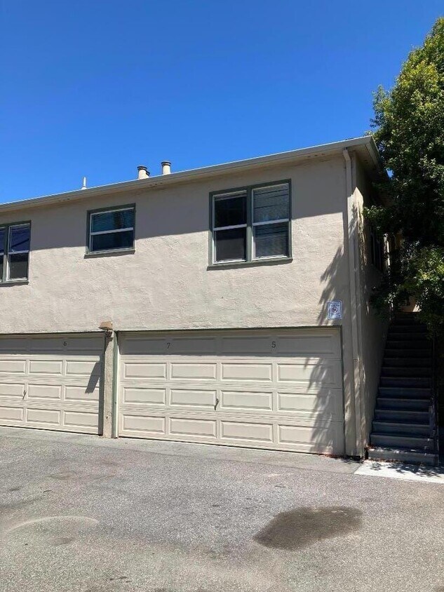 Primary Photo - 527 Matadero Ave