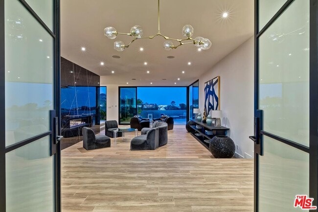 Building Photo - 920 Linda Flora Dr