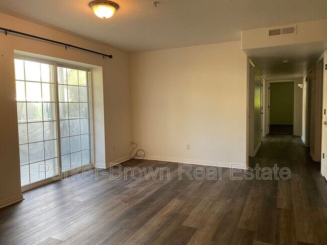 Foto del edificio - 1420 Westbury Way