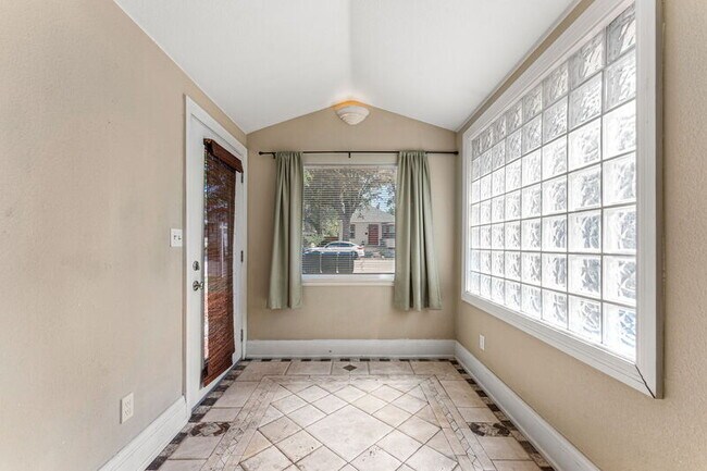 Building Photo - 4451 S Cherokee St