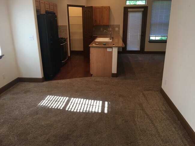 Building Photo - Lake Forest Townhouse