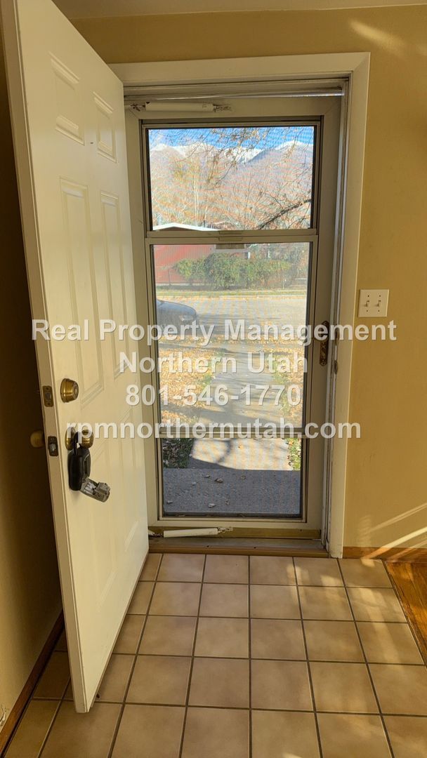 Building Photo - 5 Bedroom 2 Bath Home In Kaysville Available!