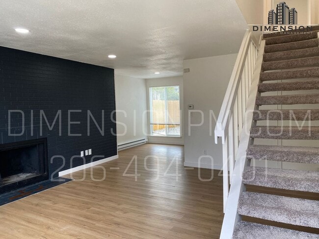 Building Photo - Stunning Renovated 2BR/1.5BA Duplex with A...